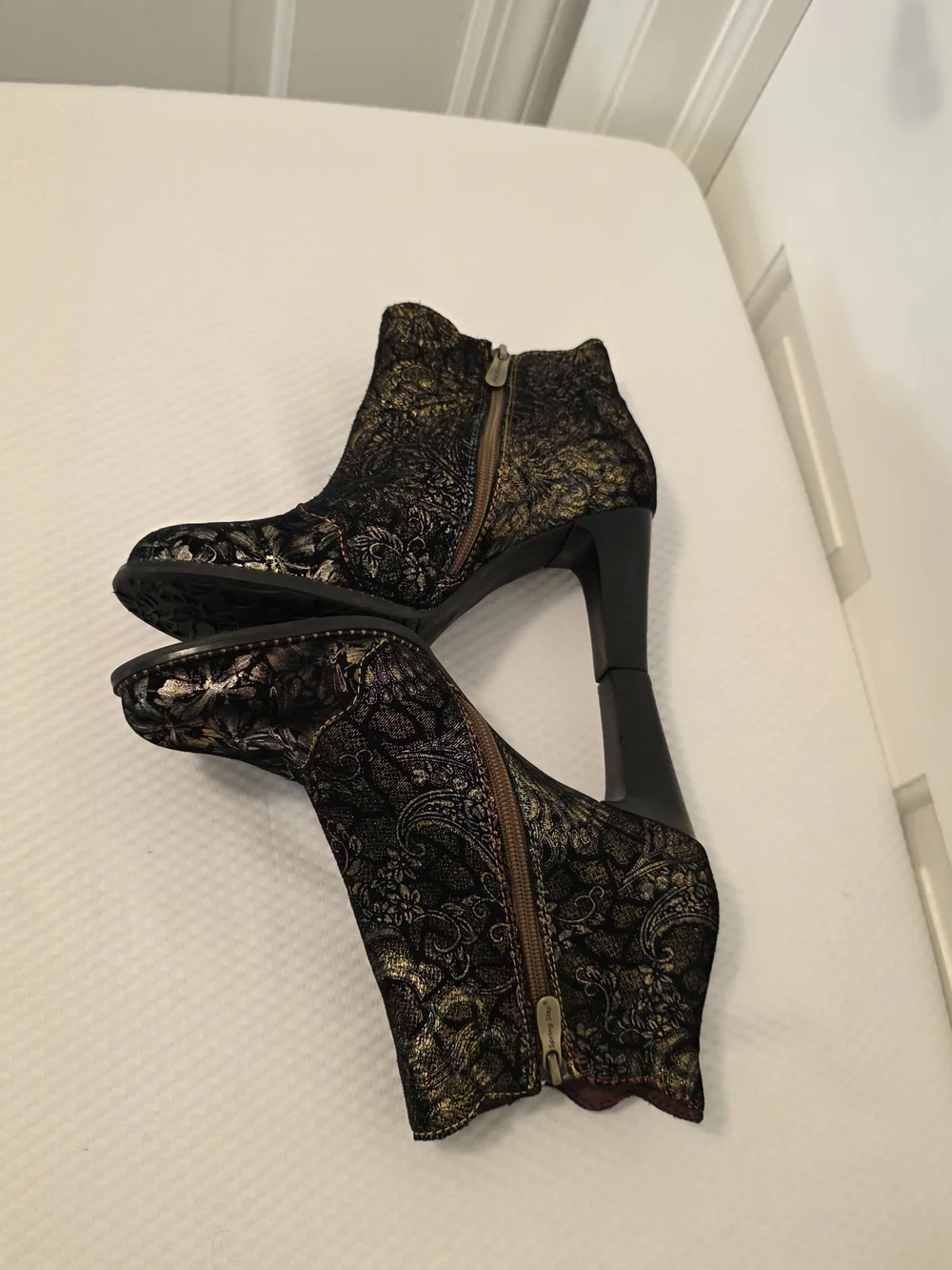 L'Artiste Smokinhot Black & Gold Brocade Ankle Booties with Side Zip Size 39/8.5